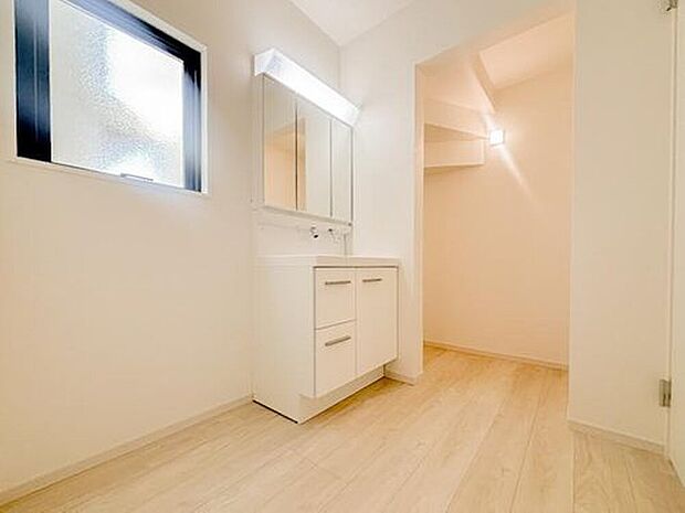 【洗面台・洗面所】使い勝手が良い洗面化粧台は、収納力も豊富で清潔感が保たれた空間。シンプルでモダンなデザインが、朝の支度を快適にしてくれます。毎日の生活がよりスムーズに整います。