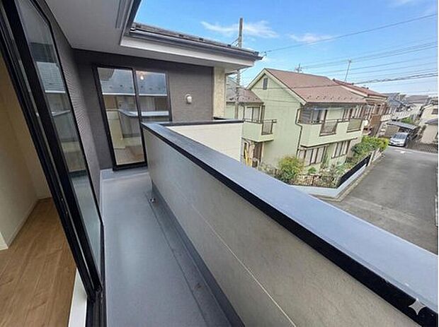 【 バルコニー】奥行きのあるバルコニーは洗濯物や布団もゆとりをもって干せる広さを確保。前面に建物が迫らず開けた視界が広がり、通風や採光にも優れた快適な屋外空間です。