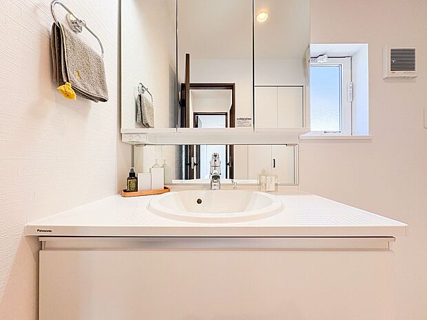 【＝洗面化粧台＝】新築の洗面化粧台は、清潔感と機能性を兼ね備え、朝の支度が快適に。広々とした作業スペースと豊富な収納力があり、家族みんなが気持ちよく使える設計です。