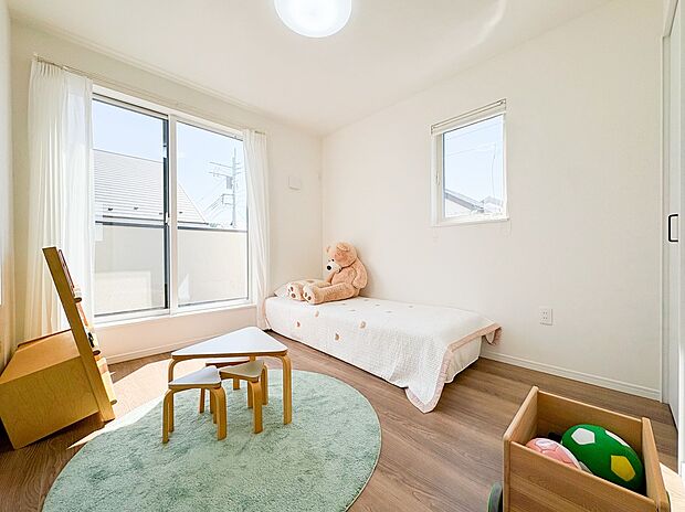 【＝居室＝】居室は広々としており、窓から差し込む光で明るく、気持ちよく過ごせる空間です。（本物件はモデル仕様のため、写真に掲載されている家具・照明・小物等は売買対象には含まれません。）