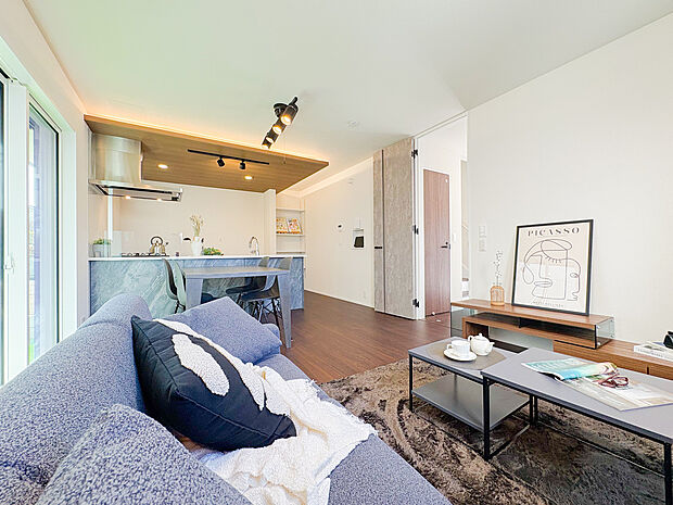 【=リビングダイニング=】家族が自然と集まる広々としたリビング。大きな窓から陽の光が降り注ぎ、開放感と温もりが広がる空間です。(モデル仕様につき家具等は販売対象外です)