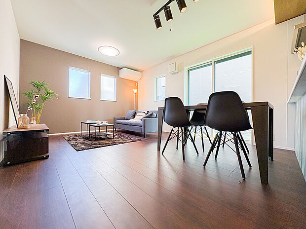 【=リビングダイニング=】リビングに差し込む陽光が、家族みんなの笑顔を引き立ててくれる明るい空間です。(モデル仕様につき家具等は販売対象外です)