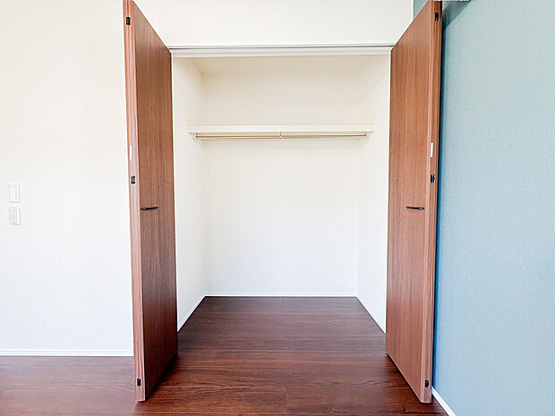 【=収納スペース=】収納力のある居室は、衣類や荷物がすっきりと収まり、広々とした空間が確保されます。整理整頓が楽にできるため、日常の生活が快適で充実したものに変わります。