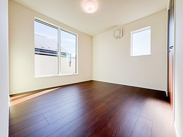 【=居室=】広々とした居室は、たっぷりと日差しが差し込み、ゆったりとしたくつろぎのひとときを楽しめる空間です。清潔感と快適さが保たれており、穏やかで心地よい毎日を支えてくれます。