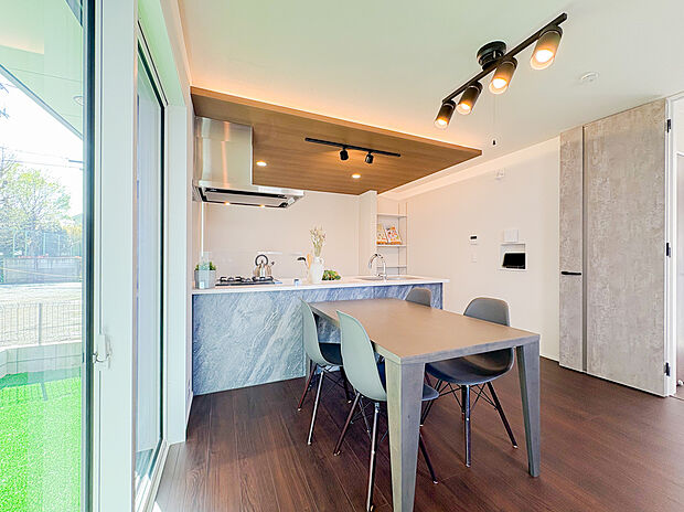 【=対面キッチン=】対面式システムキッチンは、開放感があり、会話をしながら料理ができる贅沢な空間。ゆとりのある広さが使い勝手を高め、豊富な収納があるため、調理器具や食材もすっきり整理。毎日のキッチン時間が快適です。