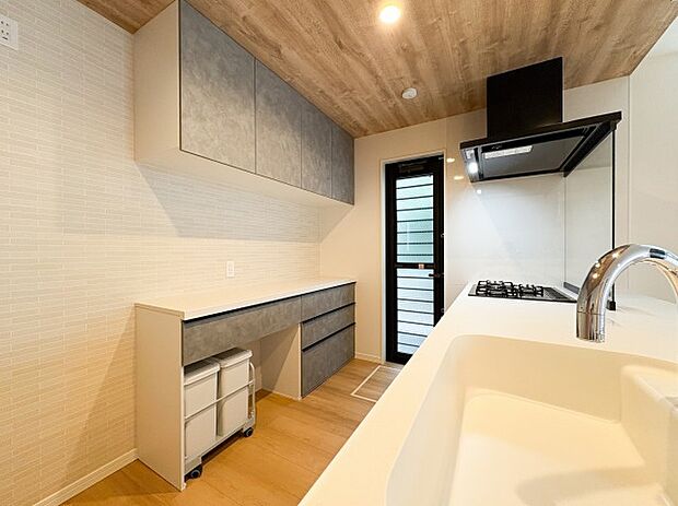 【ーカップボードー】広々としたキッチンは、家族みんなで料理を楽しむのにぴったり。収納力が充実しており、調理器具や食材もすっきり片付けられます。さらに、お手入れがしやすい設計で、毎日の料理が快適に進みます。