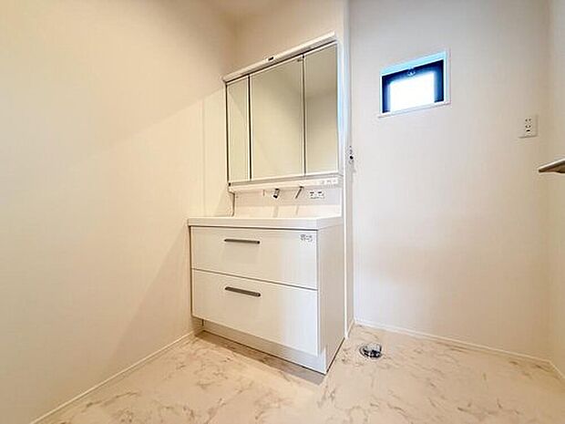 【洗面台・洗面所】明るい照明と使いやすい収納、洗練された洗面脱衣スペースです。