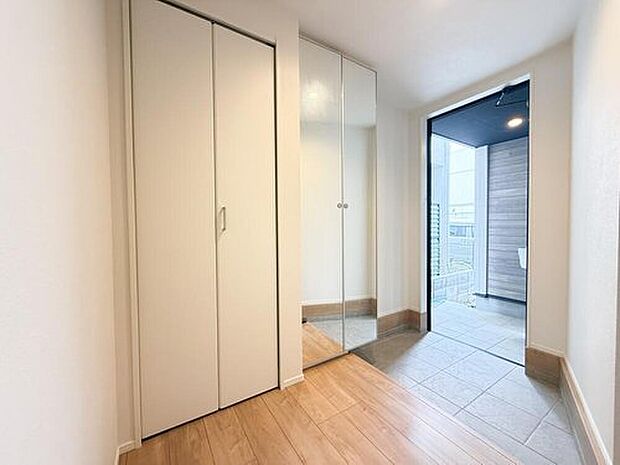 【玄関】玄関はおうちの顔と言われます。玄関アプローチは、外観デザインの印象を左右します。ご家族の個性を出しながら、素敵な玄関でお客様をお迎えしてください。