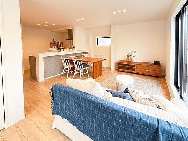 【リビング】ご家族やお客様との時間など、多くの時を刻む空間。何気なく過ぎる時でさえも上質なひと時となる快適な空間を目指して。