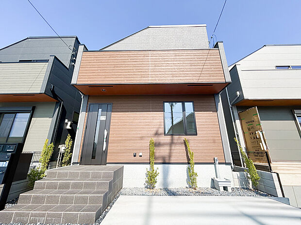 【=3号棟・外観=】シンプルモダンなデザインが落ち着いた上質な印象を与える外観です。清潔感ある佇まいと街並みへの馴染みやすさが、住まいとしての確かな品格と魅力を高めています。