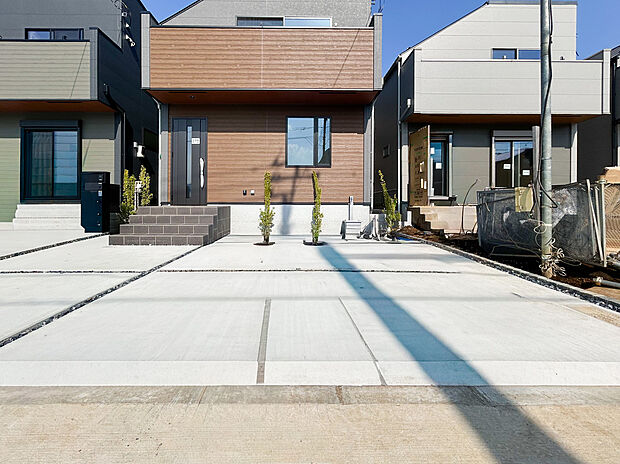 【=3号棟・駐車場=】ゆとりあるカースペースになっています。運転が少し苦手の方も前面道路が約6mあり、敷地も広さがあるので安心して駐車いただくことができます。