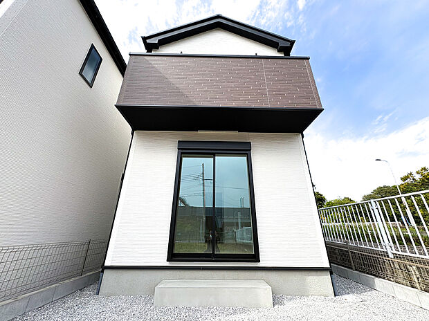 【ー4号棟外観ー】整った外観が印象的な2階建て新築戸建て。敷地をしっかりと活用したゆとりある設計で、住まいとしての使い勝手と美しい外観の印象をバランスよく両立しています。