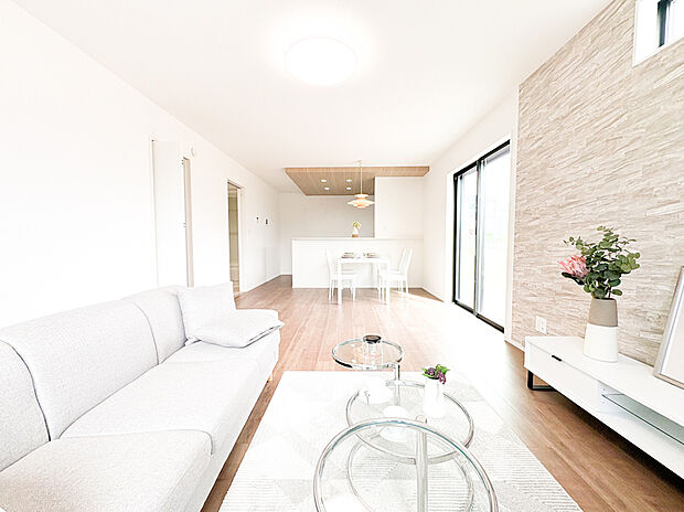 【ーリビングダイニングー】（5号棟）採光に配慮した広々としたリビング。自然光が空間を包みます。※モデルハウス仕様の写真です。家具等は販売価格に含まれません。