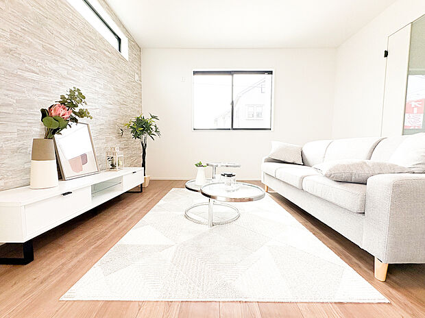 【ーリビングダイニングー】（5号棟）開放感のある広々としたリビング。家族が集まるだんらんの場。※モデルハウス仕様の写真です。家具等は販売価格に含まれません。