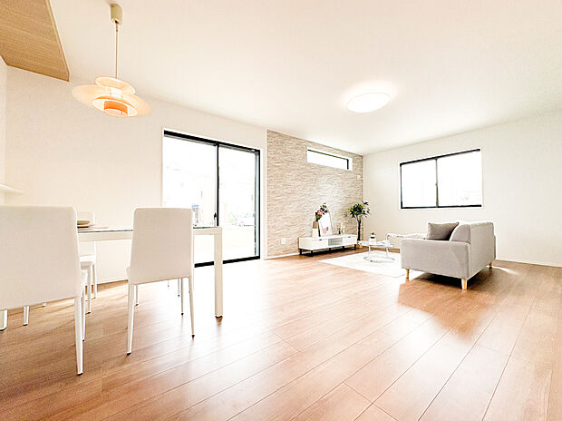 【ーリビングダイニングー】（5号棟）自然光が降り注ぐ温かみのあるリビング。のびのび過ごせます。※モデルハウス仕様の写真です。家具等は販売価格に含まれません。