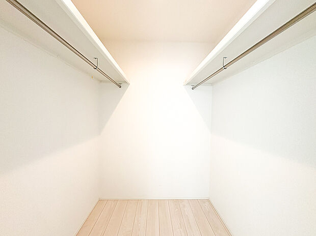 【ーウォークインクローゼットー】（2号棟）ウォークインクローゼット付きの居室は、衣類や荷物をたっぷり収納できます。部屋をすっきりと保ちやすい設計で、居心地の良い生活空間が広がっています。