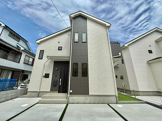 【ー現地外観ー】（A号棟）シンプルモダンなデザインが落ち着いた上質な印象を与える外観です。清潔感ある佇まいと街並みへの馴染みやすさが、住まいとしての確かな品格と魅力を高めています。