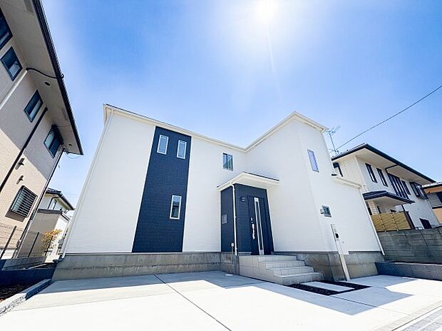 【=現地外観=】整った外観が印象的な2階建て新築戸建て。敷地をしっかりと活用したゆとりある設計で、住まいとしての使い勝手と美しい外観の印象をバランスよく両立しています。