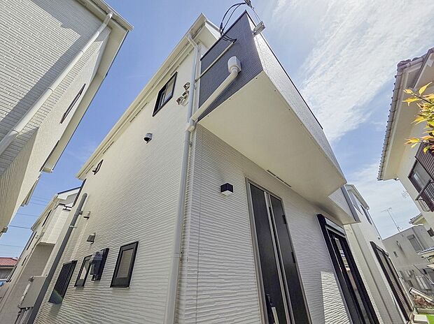 【■現地外観■】明るい色調とシンプルなデザインが印象的な建売住宅の外観。清潔感が漂い、季節の移り変わりとともに美しい表情を見せる家です。長く愛されるデザインで、住む人に安心感と快適さを与えてくれます。
