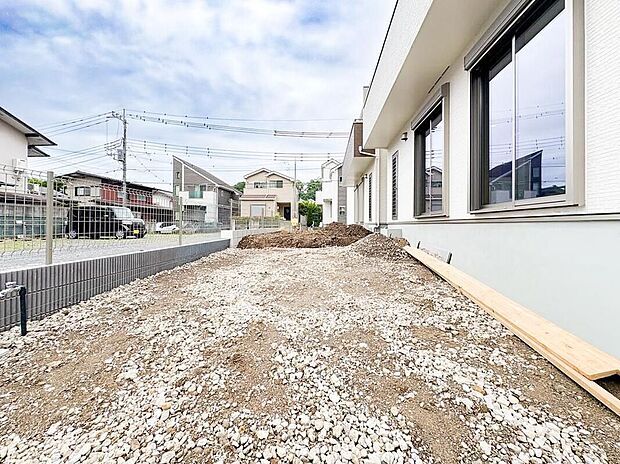 【駐車場】広さがしっかりと確保されたカースペースは、車を持つご家庭にとって嬉しいポイント。荷物の積み下ろしがスムーズで、日常の使い勝手が良く、生活の利便性を高めてくれます。