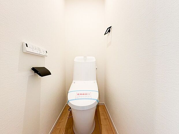 【ートイレー】ウォシュレット機能付きトイレで、毎日の暮らしがより快適になります。温水洗浄で清潔感が保たれ、家族全員が心地よく使えるうれしい設備がしっかり整っています。