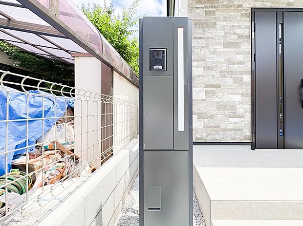 【ーポストー】スタイリッシュな郵便ポストが、住まいの外観に洗練された印象を与えます。シンプルで美しいデザインが魅力的で、使い勝手も良く、日々の暮らしに便利さと上質さをプラスしてくれます。