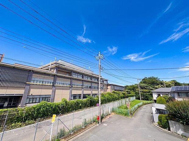 【住戸からの眺望写真】閑静な住宅街に位置するからこその落ち着いた眺望。窓の外に広がる穏やかな街並みが、日々の暮らしに静かな安らぎをもたらします。