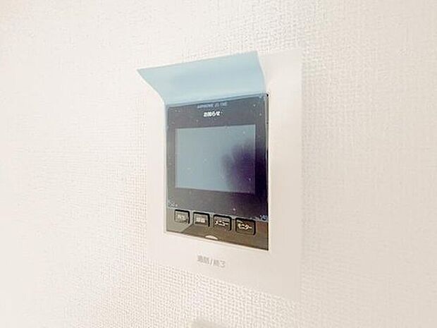 【TVモニター付きインターホン】（B号棟）来訪者を画面で確認できるモニター付きインターホンが完備され、安心して応対できます。家族やお子様だけの在宅時にも、しっかりと防犯対策ができる心強い設備です。