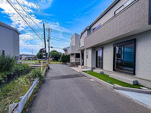 【前面道路含む現地写真】最寄り駅まで徒歩10分以内の使いやすい立地。無理なく歩いて駅にアクセスできる距離感は、毎日の通勤・通学を快適にし、日常生活の利便性を高めます。