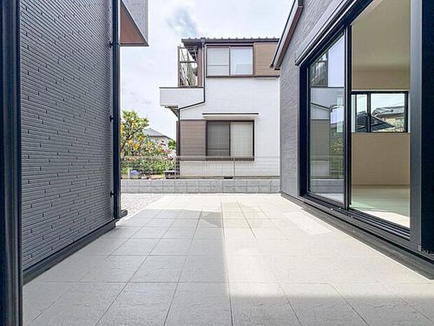 【現地外観写真】広々としたテラスは、屋外でくつろぐひとときをお楽しみいただける開放的なスペースです。ガーデニングやアウトドアリビングとしても活用できる魅力的な設備です。