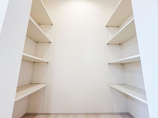【キッチン横パントリー】キッチン隣接のパントリーは、食品や調理道具をたっぷり収納できます。キッチン周りをすっきり保てるため、調理のしやすさと整理整頓がいつでもしっかり両立できます。