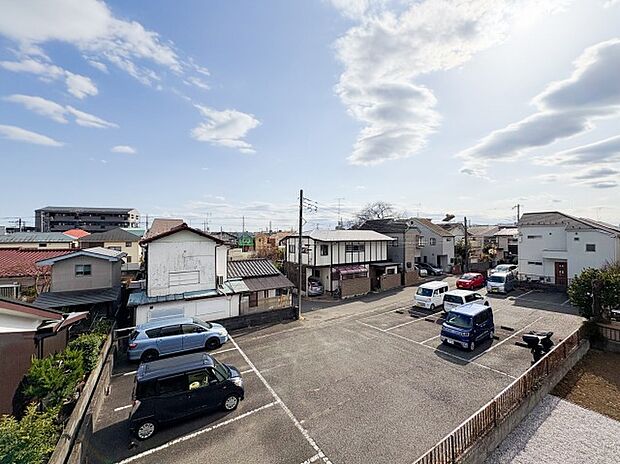 【■住戸からの眺望■】閑静な住宅街に位置するからこその落ち着いた眺望。窓の外に広がる穏やかな街並みが、日々の暮らしに静かな安らぎをもたらします。