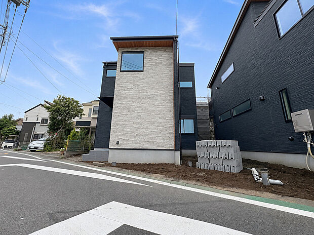 【=現地外観=】整った外観が印象的な2階建て新築戸建て。敷地をしっかりと活用したゆとりある設計で、住まいとしての使い勝手と美しい外観の印象をバランスよく両立しています。