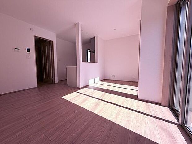 南側から暖かな光が注ぎます。明るい空間で、ご家族とのおうち時間を快適に過ごせます。掃き出し窓からバルコニーへの出入りが可能です。