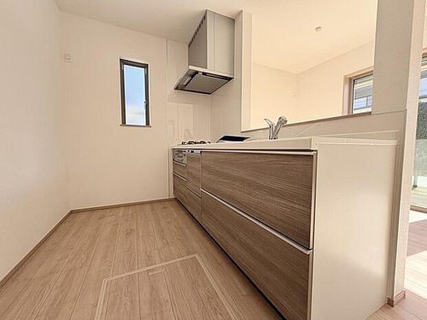 目の前をオープンにすることで開放感があり、コミュニケーションが円滑になる対面式キッチン。家族の顔がよく見えるキッチンスペースです。