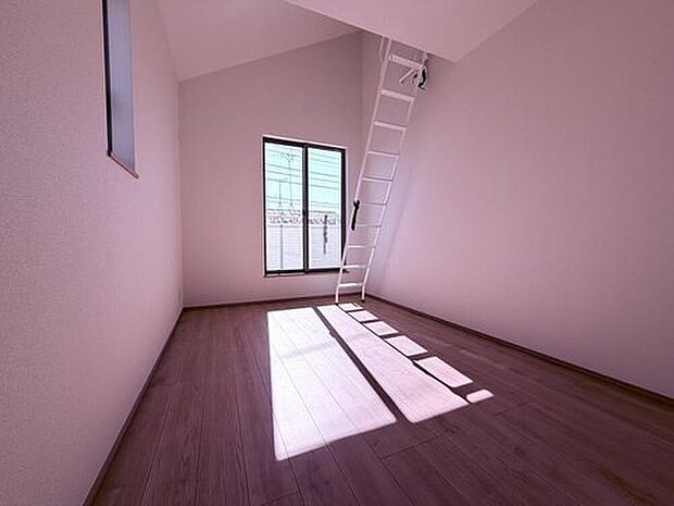 お部屋は様々な用途でお使いいただけます。時にはお子様のお部屋として、時にはお洋服などを片づけるクロークとして、時には運動するトレーニングルームとして。お部屋数があることの魅力を感じます。