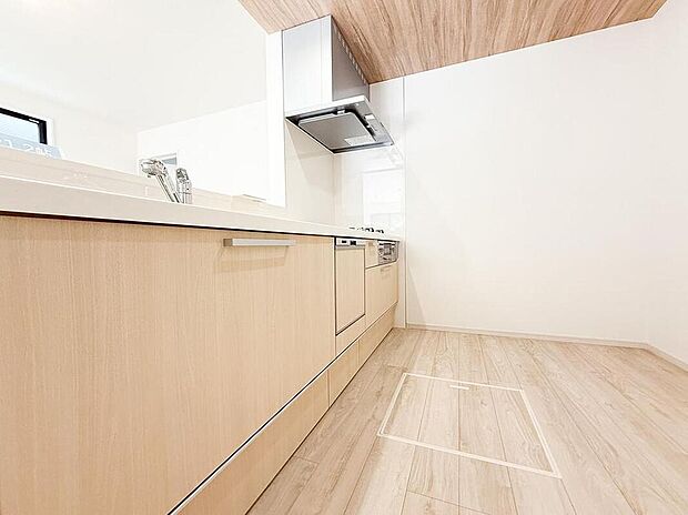 清潔感あふれる白いシステムキッチンは、日々の調理を快適にサポート。充実した収納と使いやすいコンロで、家族の食卓を彩る料理作りがスムーズに。（1号棟）