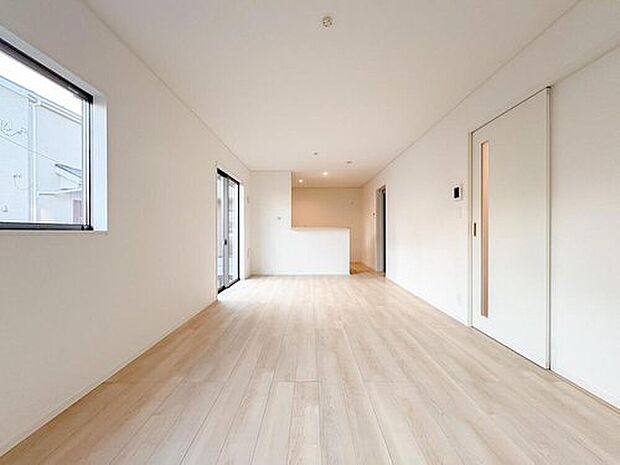 明るい光が差し込む広々としたリビングは、家族の笑顔が集まる場所。お子様がのびのびと遊べる空間で、毎日が特別な思い出に変わります。