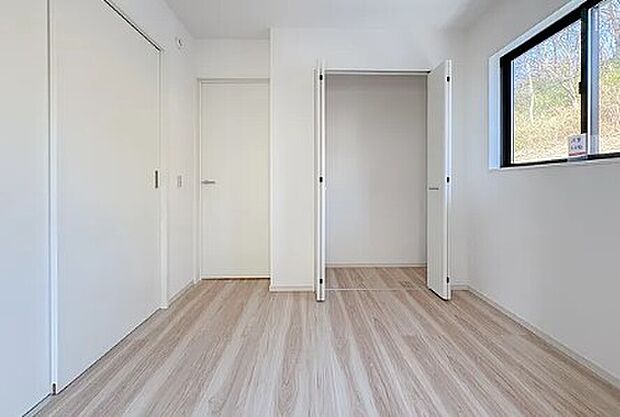 洋室
リビング横の洋室はお子様の遊び場や客間など様々な用途でご使用いただけます。