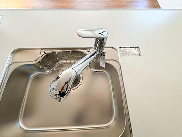 【浄水器一体型水栓】クリアな水が毎日使え、見た目にもスマートな浄水器一体型。お米を炊いたりする際には浄水機能をつかうこともできて、人気の商品です。