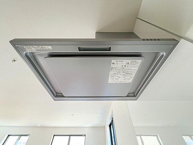【レンジフード】昨今主流のスリムタイプのレンジフード。そのスタイリッシュな見た目から、インテリアとしても高い人気がある型です。また、スリム型の大きなメリットとして、掃除のしやすさがあります。