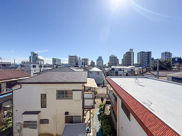 【住戸からの眺望写真】バルコニーから望む区内の景色は、住環境・快適性と共に有り続ける貴重な「財産」です。本邸宅に住まう事で手に入れるものは、きっと日常にとっても貴重な存在となるはずです。