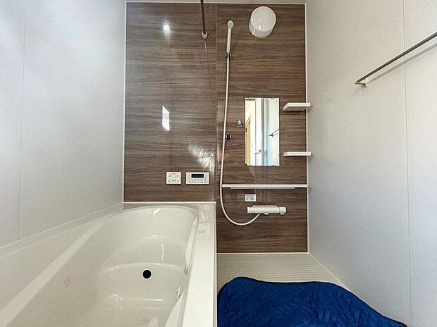 【浴室】一日の疲れを癒してくれる場所ですので、空間自体も落ち着きのあるカラーで纏めて、全体的にゆったりとした雰囲気を演出しております。お子様と一緒に入浴頂ける十分な広さもございます。