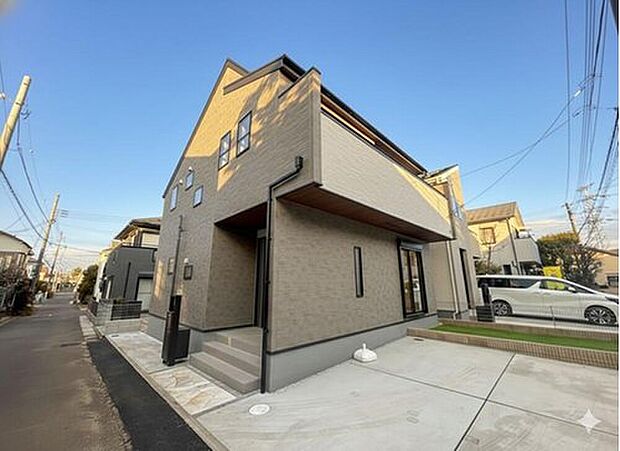 【現地外観写真】スタイリッシュな外観が目を引く新築戸建て。広い駐車スペースも確保され、家族の毎日を快適に彩ります。※現況の物件写真に、CGによる画像処理がされています。