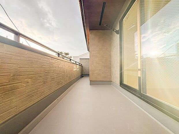 【バルコニー】陽光が降り注ぐ広々としたバルコニーは、洗濯物を干すのはもちろん、心地よい風を感じながら家族と過ごす場所としても最適です。