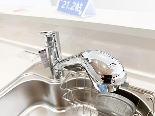 【浄水器】安心しておいしい水をいつでもお使いいただけます。ペットボトルに頼らないため、手間が減り、家計と環境への負担を抑えられます。1号棟・2号棟共通