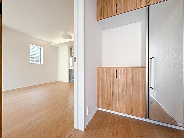 【玄関】玄関は、家の第一印象を決める大切な顔。広々としたゆとりある空間が、訪れるたびに気持ちを上げ、帰るたびに「ただいま」が嬉しくなる、そんな特別な場所です。