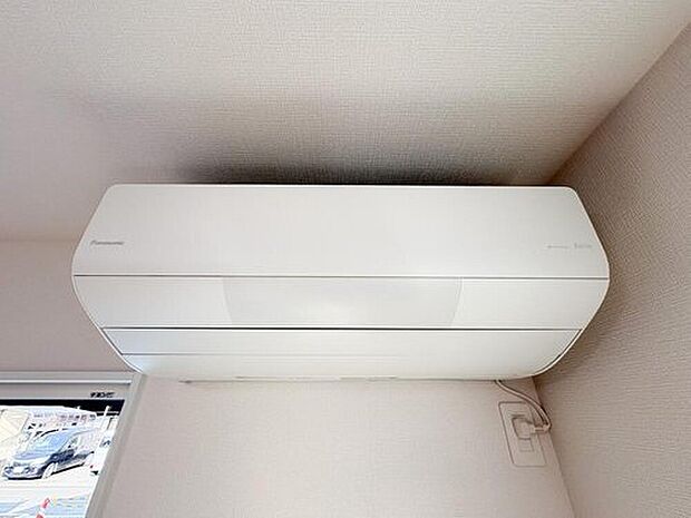 【エアコン】エアコンが取り付いていることで、契約後すぐに快適なお部屋で過ごすことが可能です。取り付ける時間と手間が省けるのも嬉しいですね。