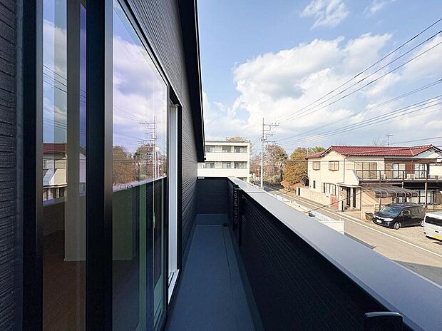 【バルコニー】遮るものがないため、日当たり、風通りの良い開放的なバルコニーとなっています。お洗濯ものもすぐに乾きそうです。