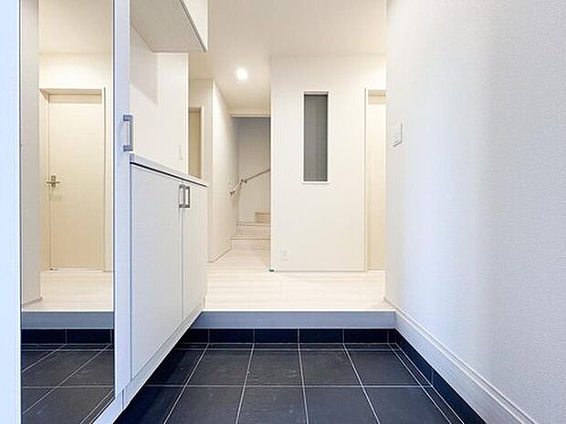 【玄関】家の顔となる広い玄関は、ゆとりと開放感をもたらします。ドアを開けた瞬間に広がるゆったりとした空間は、訪れる人を温かく迎え、住む人にとっても特別な場所です。天井も高く設計され、自然光が差し込みます。